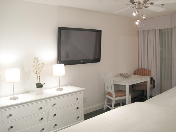 2506.04_cozy_bedroom_with_50_inch_plasma-new.jpg