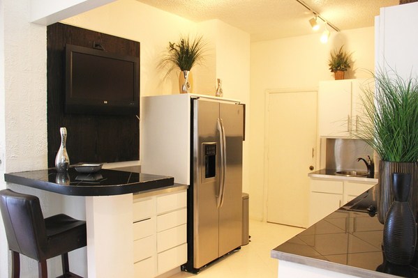 2511.12._fully_equipped_kitchen_with_stainless_steel_appliances.jpg