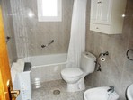 2618.tn-bathroom_villa_rentals_spain.jpg