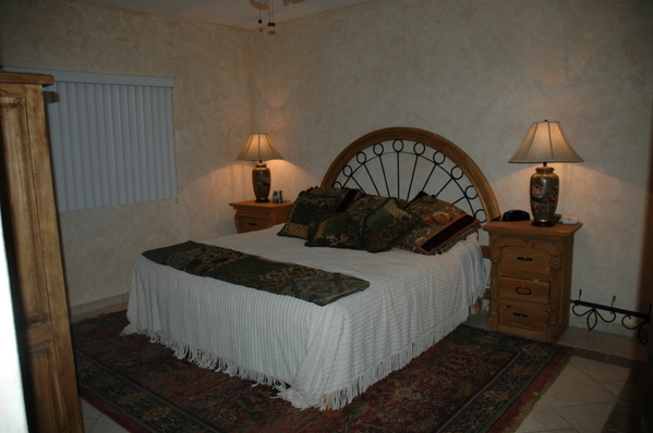 484.master_bedroom___with_king_sz._bed_005.jpg