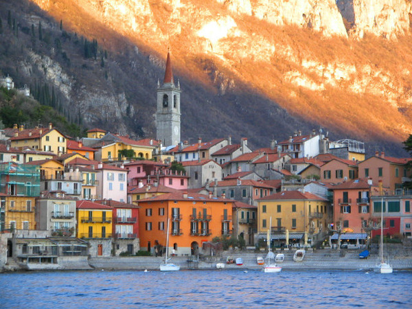 2255.this_is_varenna_view_from_the_boat._the_apartment_is_located_on_the_corner_of_the_yellow_building.jpg